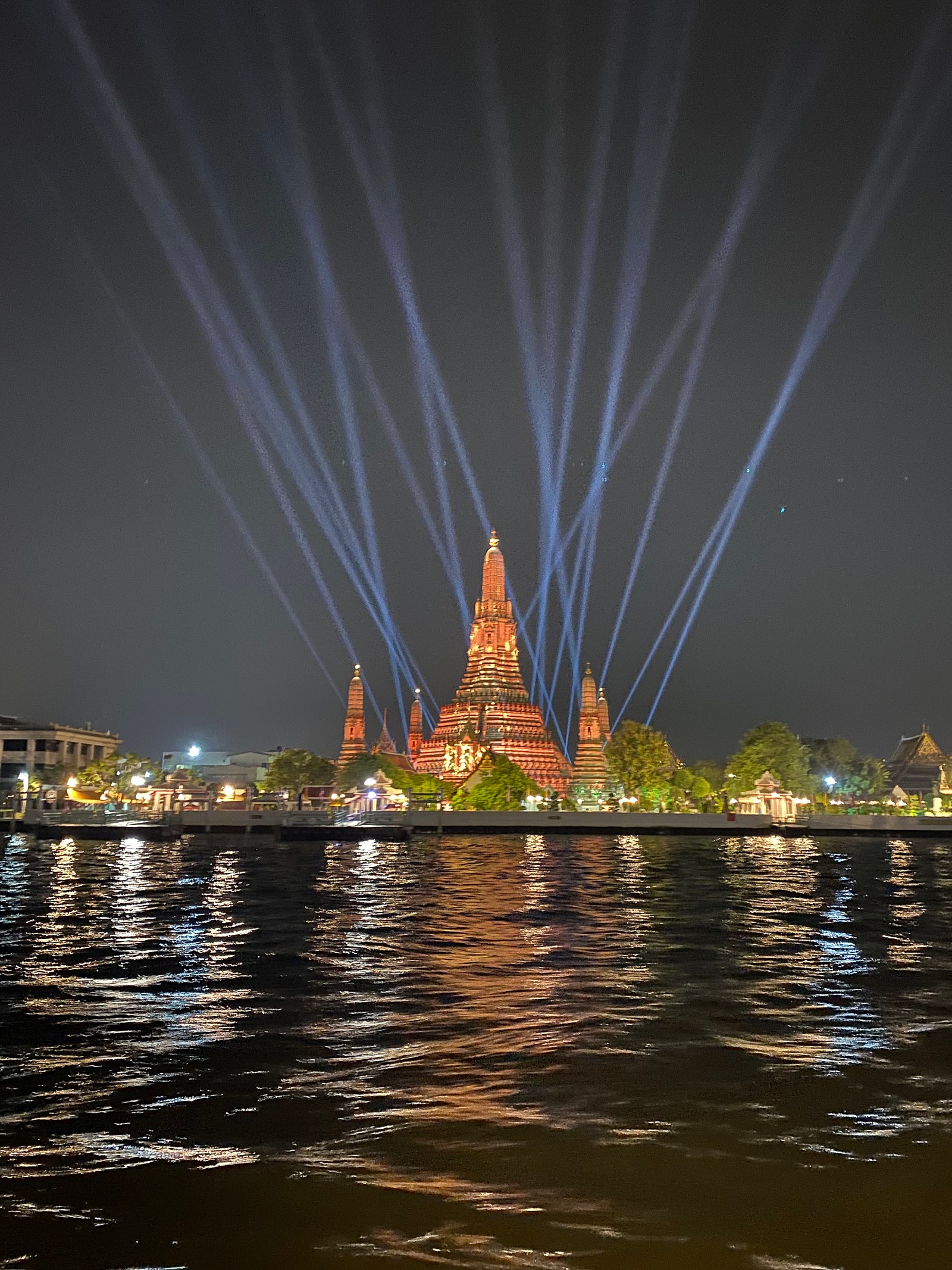 방콕 짜오프라야 강 디너크루즈의 풍경 입니다 ^^